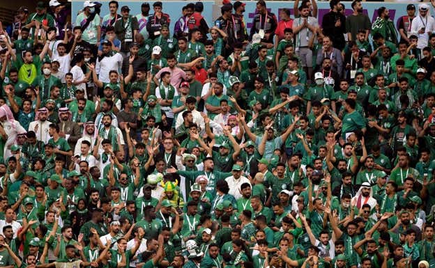 La grada saudí celebra el primer gol de su selección ante Argentina. AFP