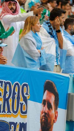 Los aficionados argentinos, expectantes antes del final del choque. AFP
