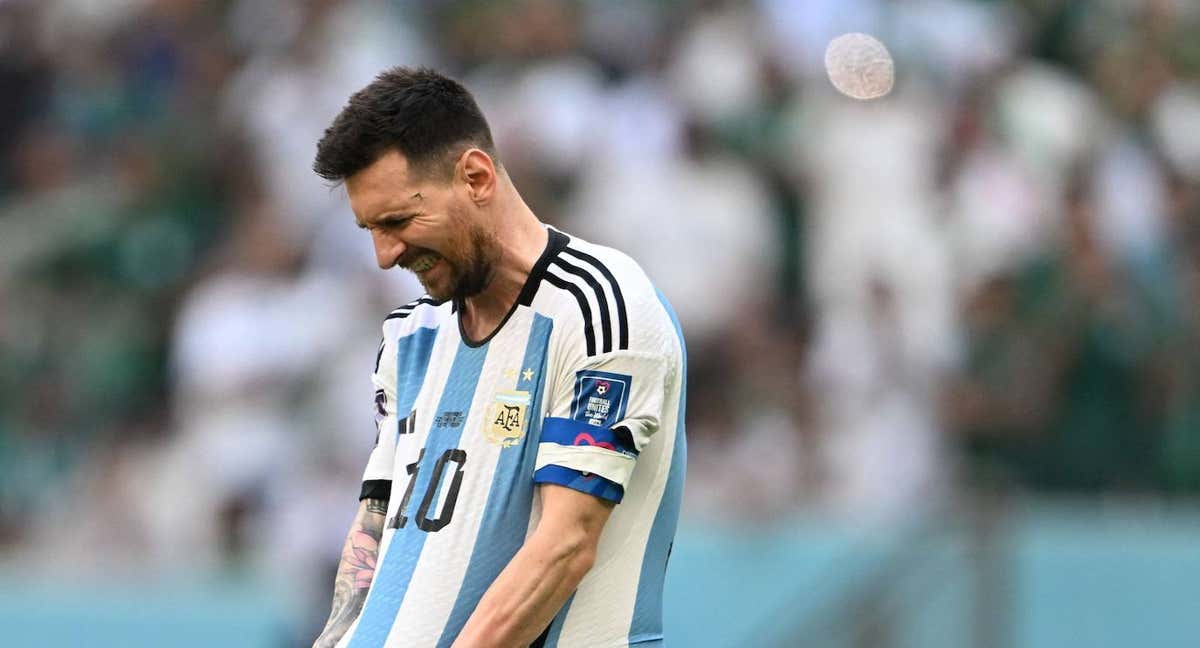 Messi se lamenta por una ocasión perdida.