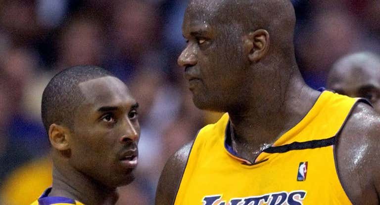 Kobe Bryant mira fijamente a Shaquille O'Neal durante un partido de los Lakers.