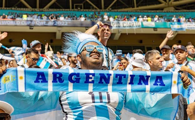 Un aficionado argentino celebra el gol de Messi. AFP