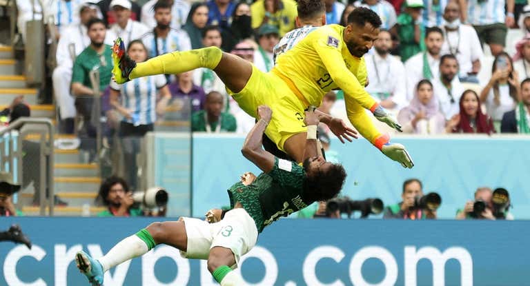 Momento en el que el jugador saudí Yasser Al-Shahrani recibe el rodillazo en el partido ante Argentina.