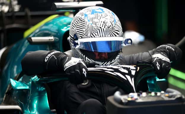 Fernando Alonso, con el casco de camuflaje, se sube al AMR22.  Getty Images