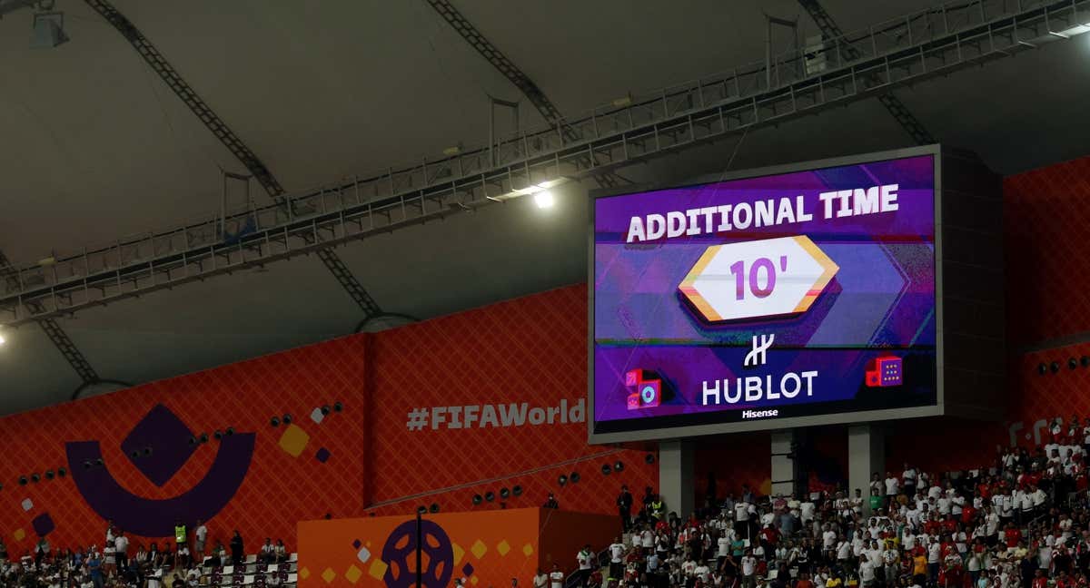 Pantalla con el tiempo adicional en el partido entre Inglaterra e Irán en el Mundial./REUTERS