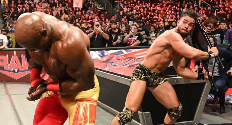 Austin Theory golpea a Bobby Lashley con una silla en Raw.