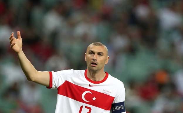 Burak Yılmaz, en la Eurocopa de 2020 con Turquía. EFE