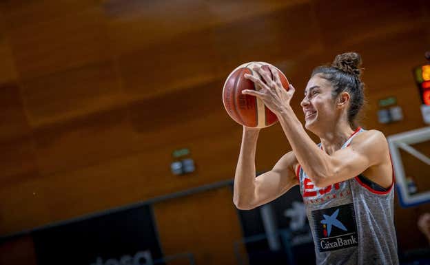 María Conde sonríe con la camiseta de la selección. FEB