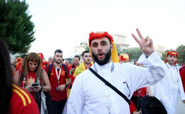Un aficionado con la bandera de España anima a la Selección.  SALVADOR FENOLL