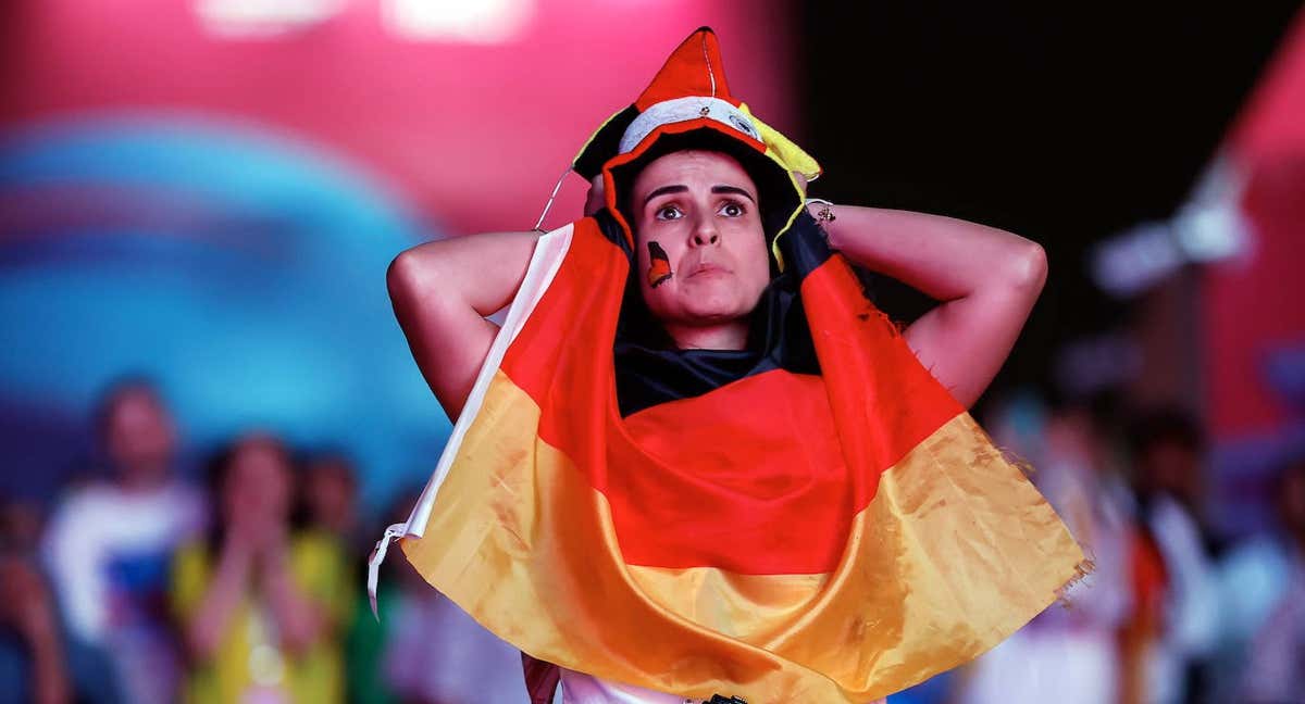 Una aficionada alemana se lamenta en una fan zone de Doha tras la derrota de su selección ante Japón. /EFE