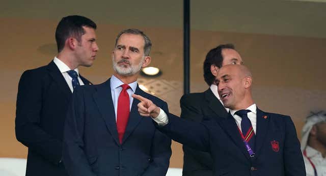 El Rey no quiso interrumpir la fiesta del vestuario: «¡Seguid cantando!»