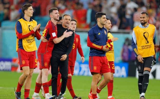 Luis Enrique abrazaba a Laporte mientras Pau, Balde, Gavi, Asensio, Sarabia y Robert Sánchez les acompañaban.  EFE