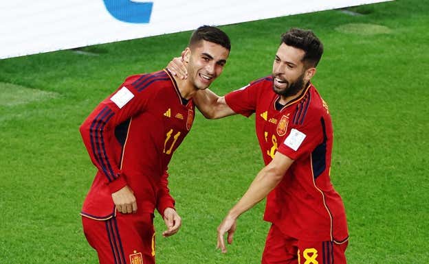Jordi Alba celebra el primer gol ante Costa Rica con Ferran Torres.  EFE