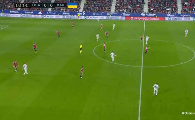 De Jong ejerciendo de pivote en su último partido con el Barça, con Busquets sensiblemente más adelantado, algo que se va dando cada vez más en los partidos en los que ambos coinciden.  Albert Blaya