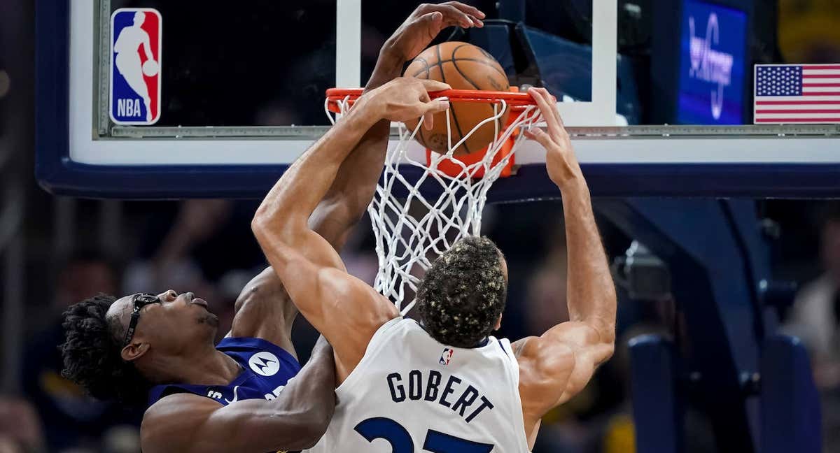 Rudy Gobert machaca en un partido de la presente temporada. /GETTY