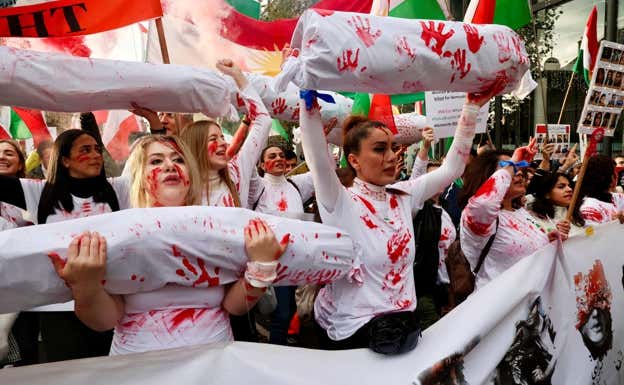 Mujeres iraníes protestan en Londres por la muerte de Mahsa Amini.  Reuters