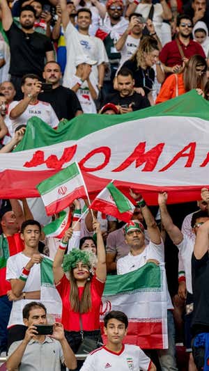 Aficionados iraníes protestan en el Mundial de Catar durante el partido ante Inglaterra.  GETTY