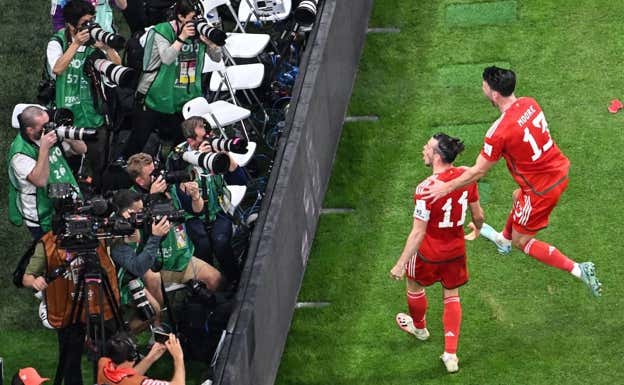 Bale y Moore celebran el gol contra Estados Unidos. Reuters