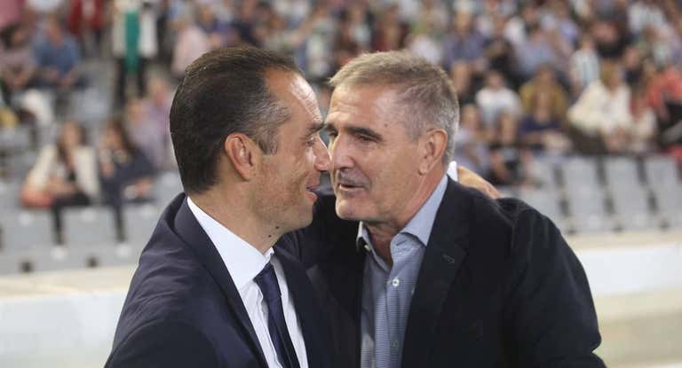 Oltra (izquierda) y Herrera (derecha) se saludan en un derbi canario.