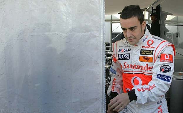 Fernando Alonso, con McLaren, en los test de pretemporada en Jerez en 2007.  AP