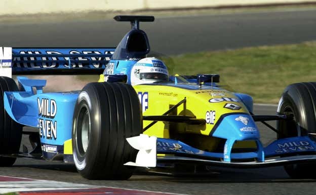 Fernando Alonso, en el test de Barcelona en 2003 con el Renault R23.  EFE