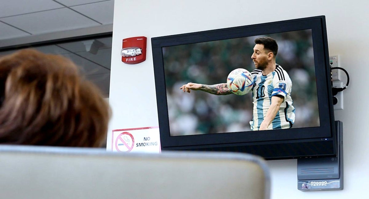 Imagen de un menor hospitalizado viendo el fútbol.