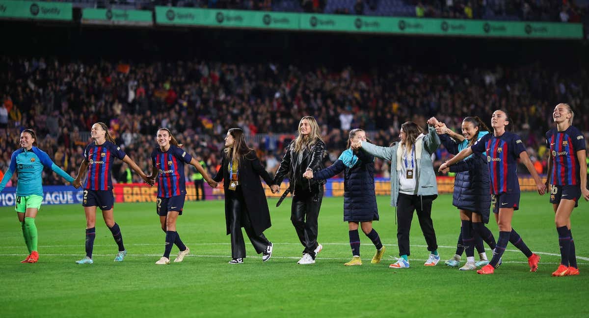 La jugadoras del Barça agradecen a los 46.967 espectadores su asistencia al Camp Nou. /Getty