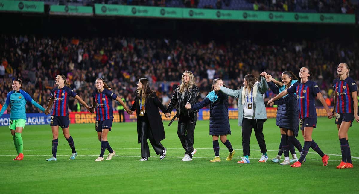 La jugadoras del Barça agradecen a los 46.967 espectadores su asistencia al Camp Nou.