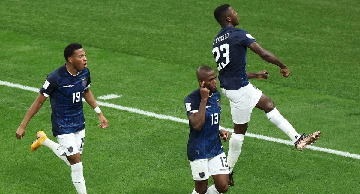 Enner Valencia celebra su tercer gol en el Mundial junto a Caicedo y Plata./Reuters