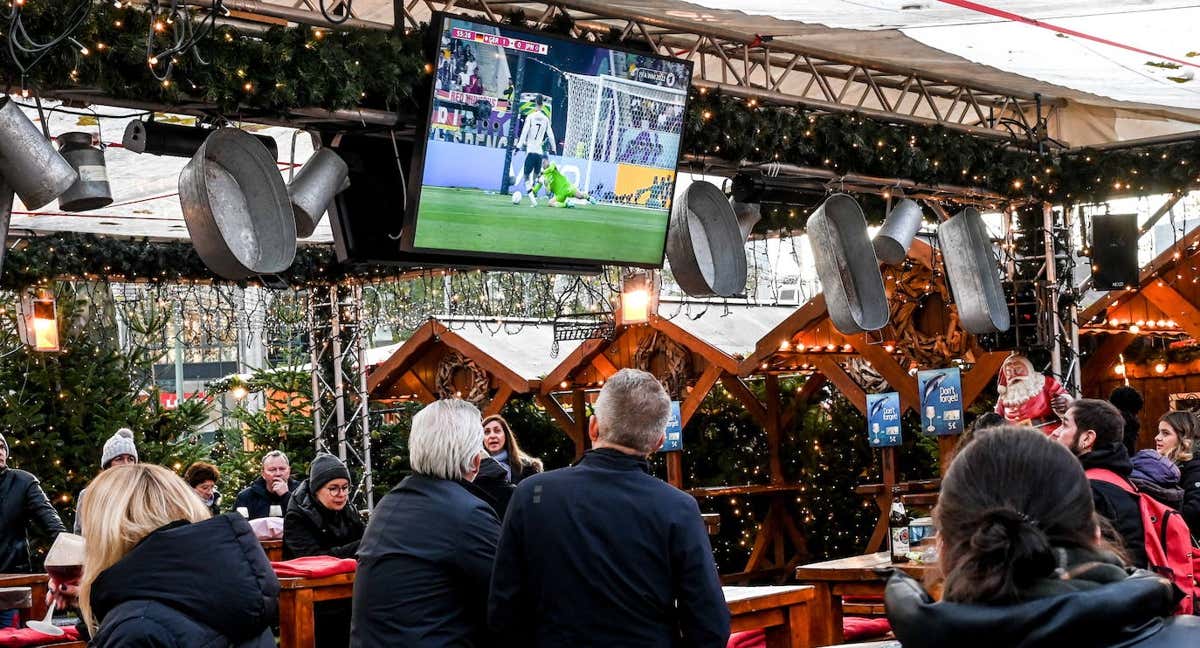 Imagen de un mercadillo navideño en Berlín durante el Alemania-Japón de la fase de grupos de Catar 2022.