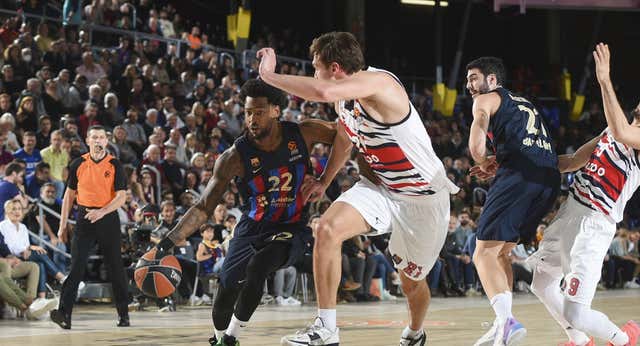 Higgins y Vesely se visten de héroes ante Baskonia y Valencia sucumbe otra vez