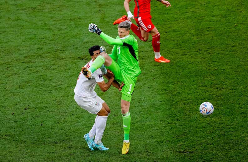 Una patada de kárate le cuesta a Hennessey la primera expulsión del Mundial
