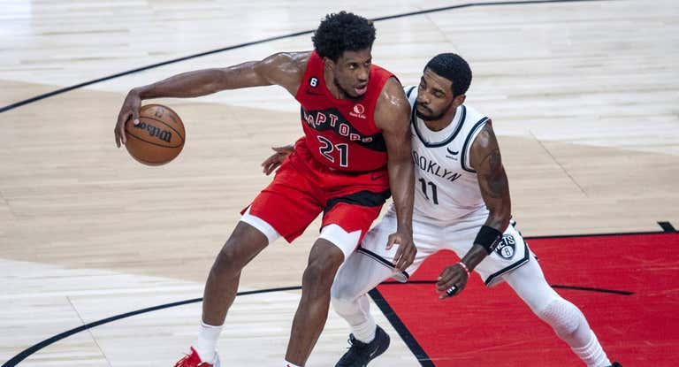 El jugador de los Raptors Taddeus Young en una acción defendido por el jugador de los Nets Kyrie Irving.