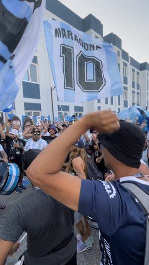 Aficionados argentinos en el barrio Barwa Barahat Al Janoub  Mayca Jiménez