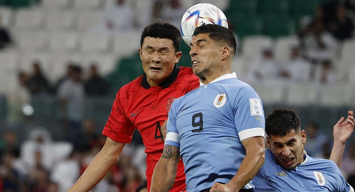 Kim pelea con Luis Suárez en una jugada del partido entre Corea y Uruguay. /EFE