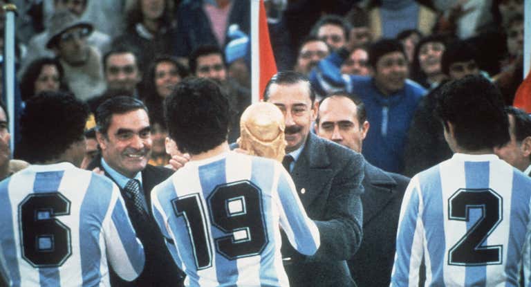 La selección de Argentina recibe el trofeo de campeón del Mundial de 1978 de la mano del dictador argentino, Jorge Rafael Videla.