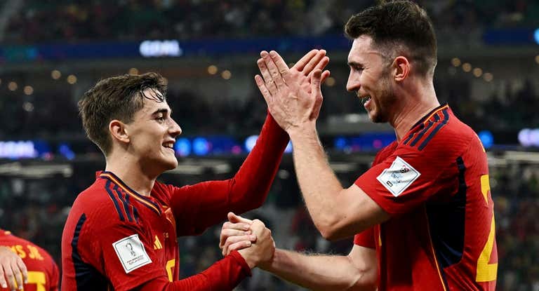 Gavi celebra su gol con Laporte en el partido contra Costa Rica del Mundial.