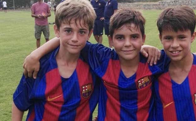 Gavi, Adrian Bobi y Juan Larios, en el Infantil B del Barça. Instagram