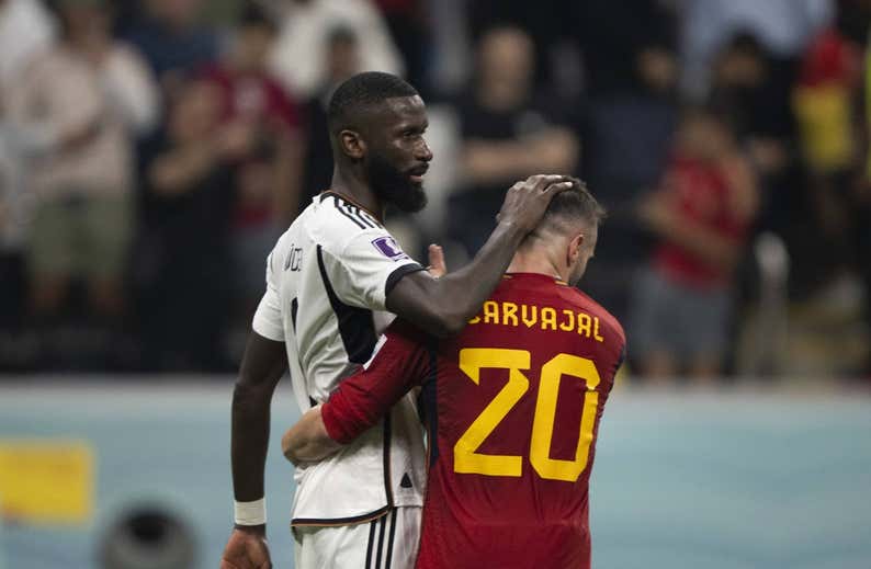 La petición de Rüdiger al oído de Carvajal
