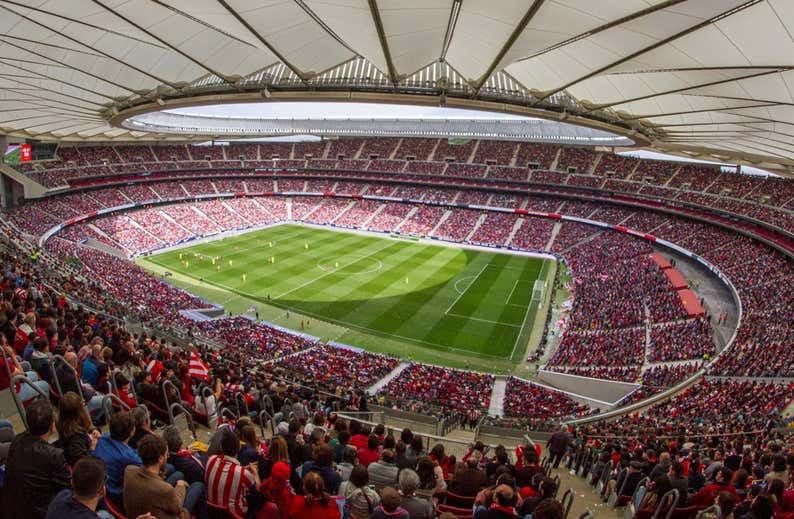 Cómo ha cambiado todo desde el primer lleno del fútbol femenino en España