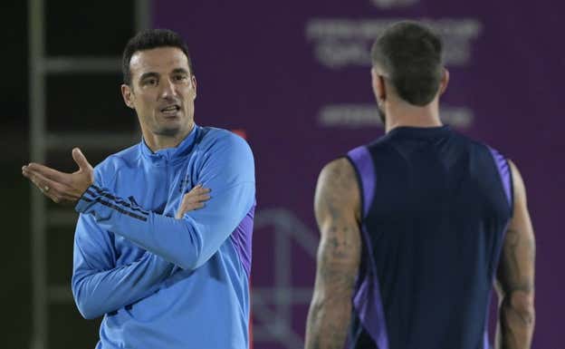 De Paul charla con Scaloni en un entrenamiento.  AFP