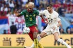Serbia y Camerún pagan la fiesta de un partido loco