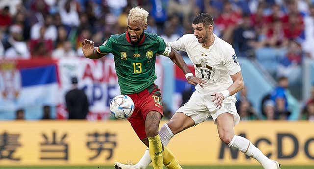 Serbia y Camerún pagan la fiesta de un partido loco