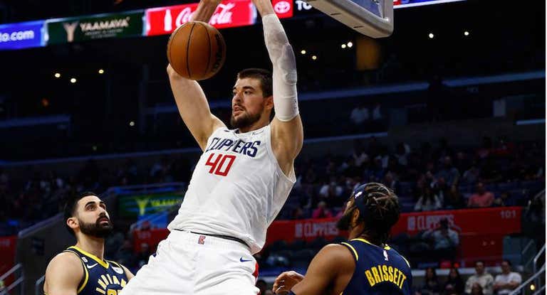 Ivica Zubac machaca el aro de los Pacers durante su histórico partido.