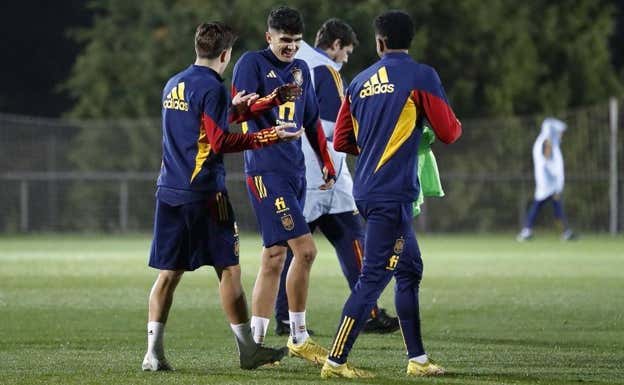 Balde y Novoa bromean durante un entrenamiento.  SEFUTBOL