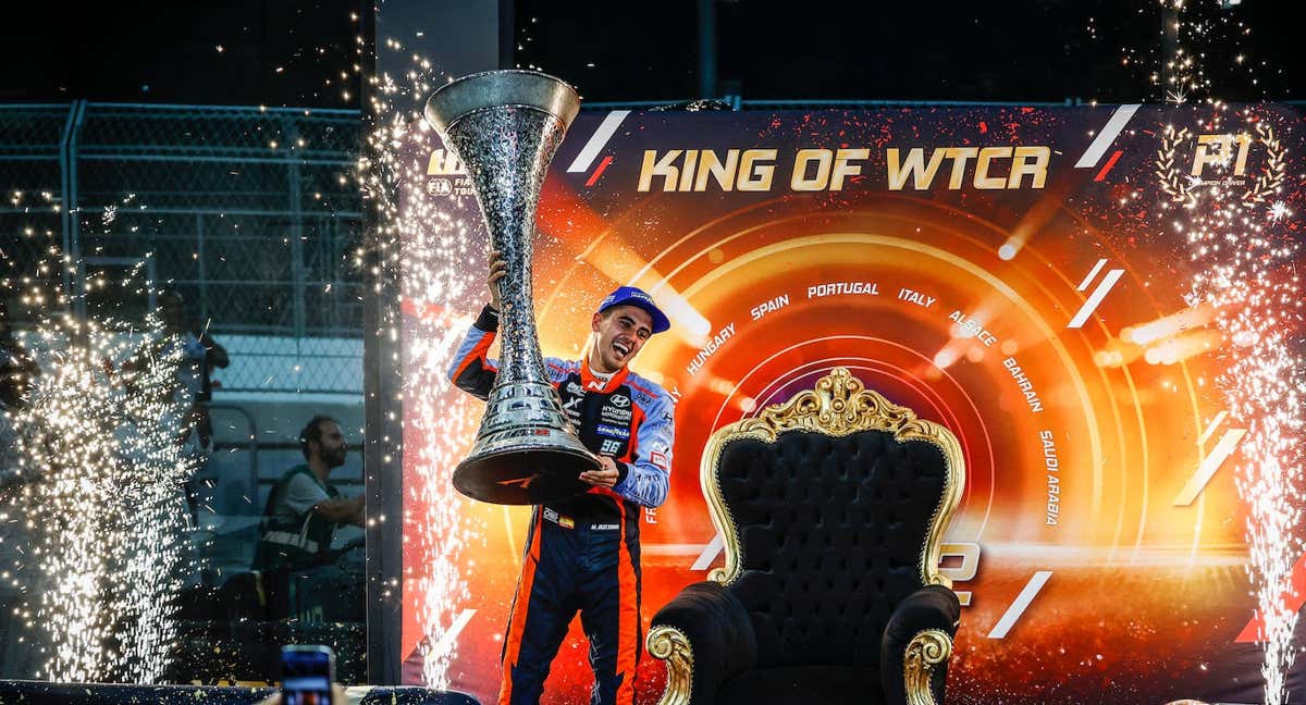 Mikel Azcona, tras proclamarse campeón de la Copa del Mundo de Turismos (WTCR). /WTCR