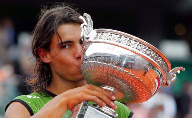 Nadal, con la copa de campeón de Roland Garros en 2005.  liewig christian/Corbis via Getty Images