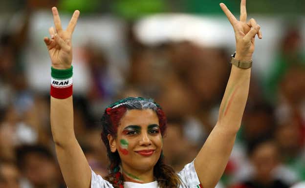 Una aficionada iraní en el estadio durante el partido ante EEUU.  REUTERS