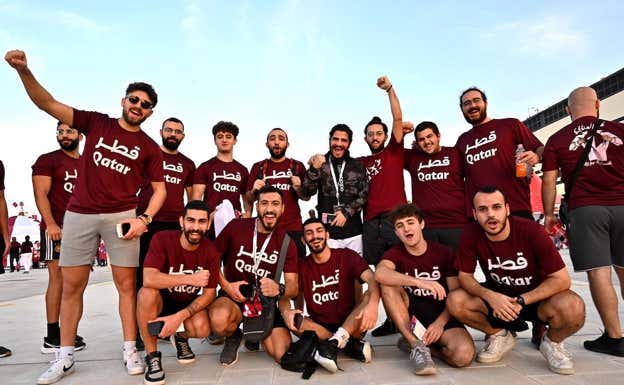 Aficionados de Catar, antes del partido ante Países Bajos.  EFE