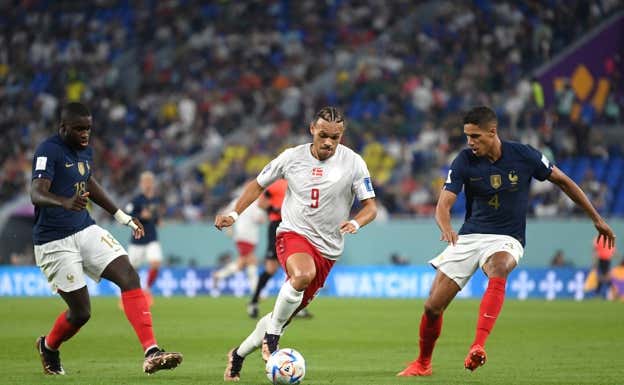 Braithwaite, entre Varane y Upamecano.  GETTY