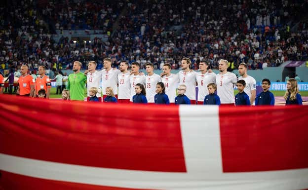 La selección danesa, antes del partido contra Francia.  GETTY
